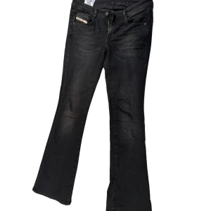 Svarta bootcut jeans från Diesel - Jättesnygga lågmidjade jeans från diesel. Använda men fortfarande mkt bra skick. Storlek w26 och L32 och jag är 176
