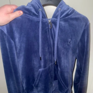 Juicy kofta - Juicy kofta i fint skick köptes begagnad på Vinted, använd då & då fortfarande bra & inga fel alls. Strl XL.