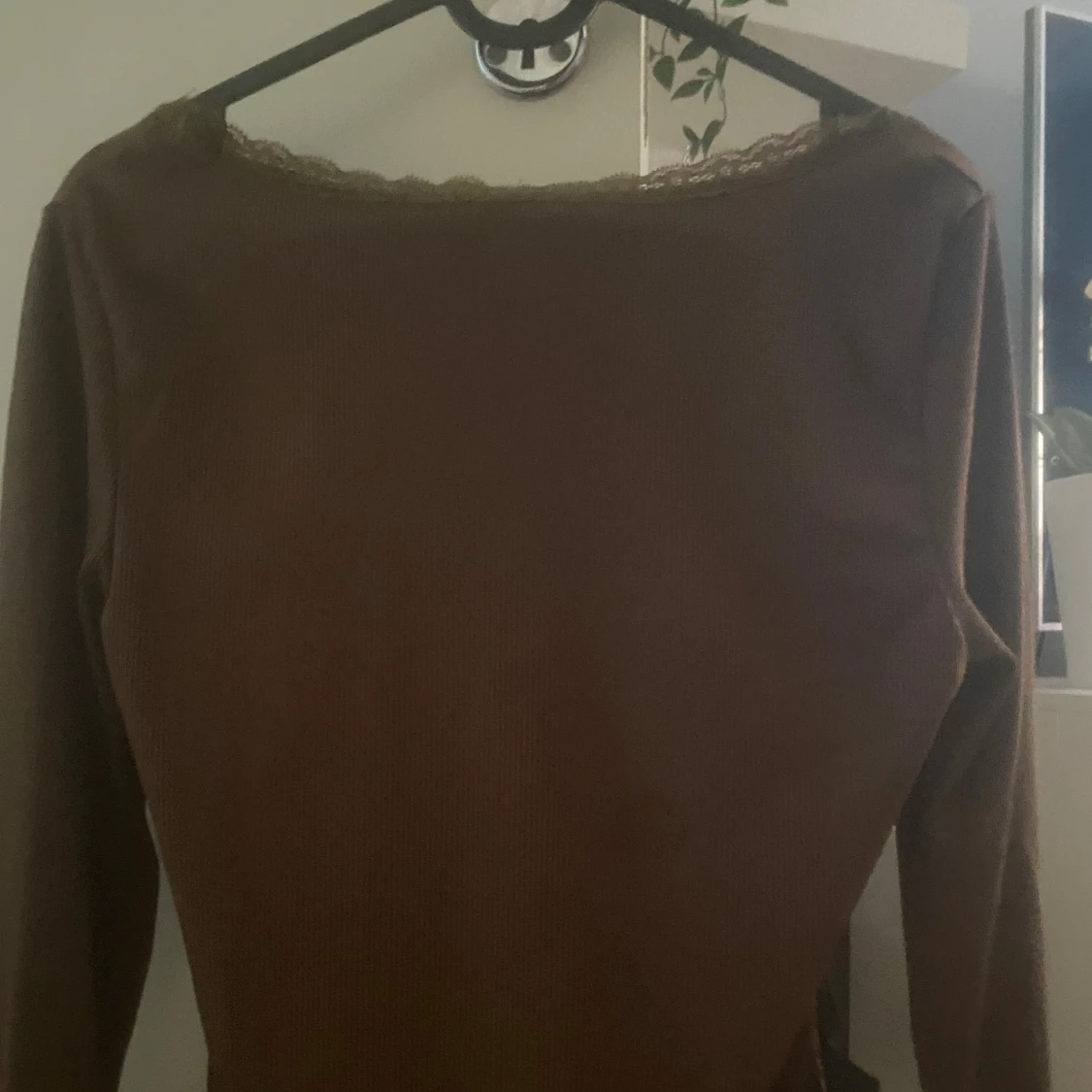 Brun ribbad långärmad topp med spets - 1