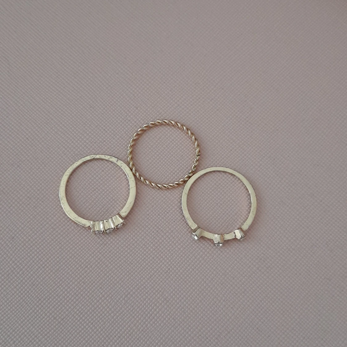 Set med tre tunna guldringar