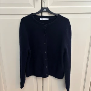 Mörkblå kofta - Mörkblå stickad kofta från Zara! Är mer som en S/M