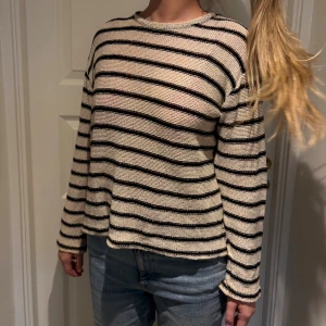 Stickad tröja  - Randig stickad tröja från Zara. Storlek XS-M. Knappt använd 