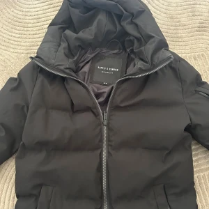 Supply Vinterjacka - En Supply vinterjacka som håller dig varmt och ser tunn ut när du väll har på dig den. Köpt för 1500kr och säljer den för ungefär halva pris. Priset kan även diskuteras. Storlek S kan även använda den.