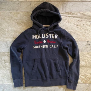 Hollister hoodie  - Riktigt snygg och trendig Hollister hoodie! St M! Passar perfekt till avslappnad och skön stil! Hör av dig vid ytterligare frågor! Mvh Henry 