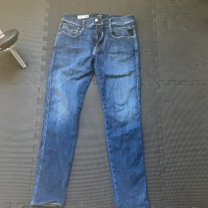 Blå Replay Anbass jeans herr - Säljer ett par blå Replay Anbass jeans i klassisk denim med snygg tvätt och raka ben. Storlek 34 men sitter som 32. Pris kan diskuteras i DM