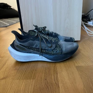 Nike ZoomX Vaporfly NEXT% sneakers - Nike ZoomX Vaporfly NEXT% löparskor. Ett par rikigt bra löparskor men kan tyvärr inte ha längre då de har blivit för små. Pris kan diskuteras. Hör av er vid frågor mvh Didrik