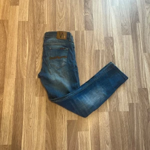 Nudie jeans 30/28 - Ett par riktigt snygga nudie jeans i storlek 30/28. Men passar dig som har 30/27. Passform: Slim. Skick: 10/10. Pris kan självklart diskuteras! Hör av dig vid frågor,info,bilder m.m! ☺️☺️