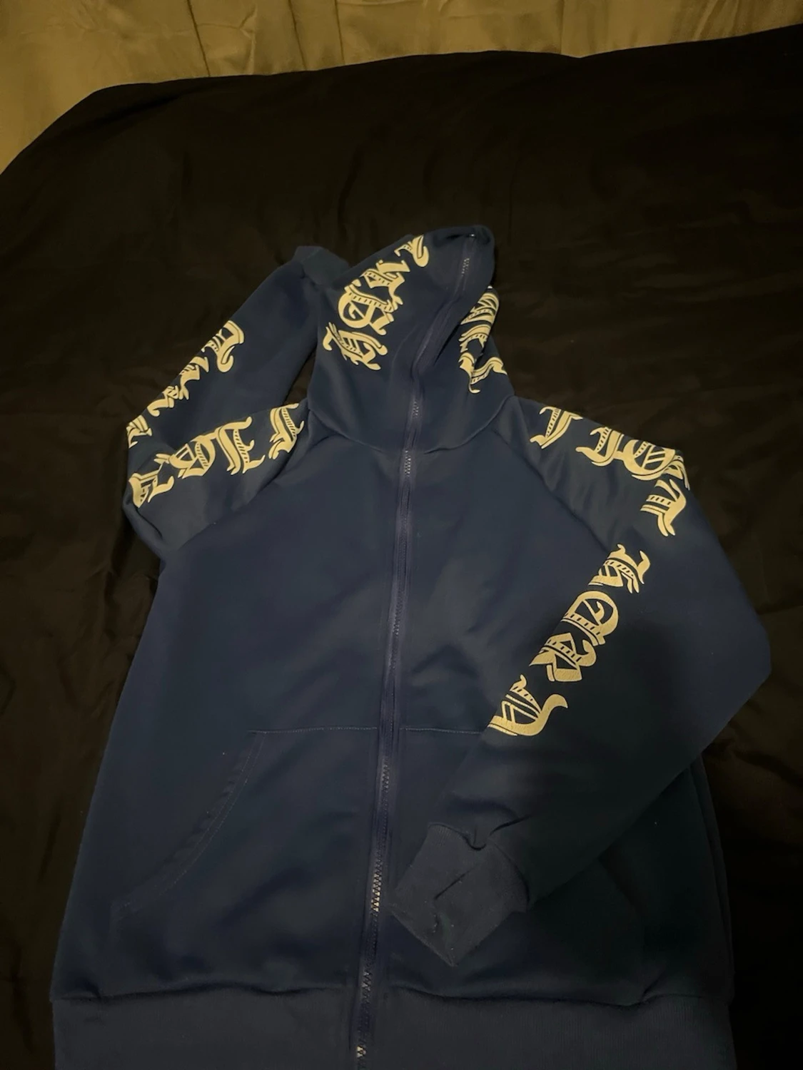 Blå hoodie med dragkedja hella väggen upp