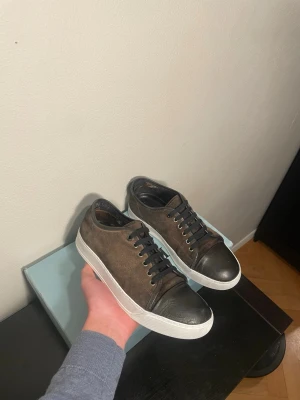 Mörkgröna sneakers från Lanvin - Feta Mörkgröna/svarta skor från Lanvin / skick 7,5/10 bara inuti vid hälen och på tån / storlek 42 passar 43 / Box medföljer / kontakta via intresse eller annat och pris kan diskuteras!🙏