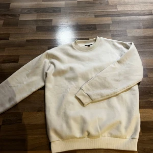 Vit sweatshirt med rund hals - En stilren vit sweatshirt med rundad hals. Den är köpt på New Yorker och är i storlek S, passar M också. Perfekt att ha under en snygg jacka! Priset kan diskuteras👍