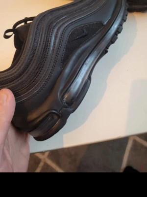 Nike Air Max 97 helsvarta sneakers - Nytt skick testade 2 gånger under sommaren. Självklart orginal, storlek 40,5 