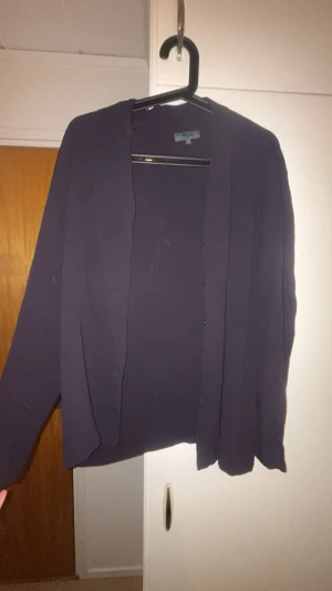 Svart kofta - Stilren svart kofta från Vero Moda. Koftan har lång ärm, rak passform. Använts några gånger men inget tecken på slitage. Står L men passar mer som M/S.