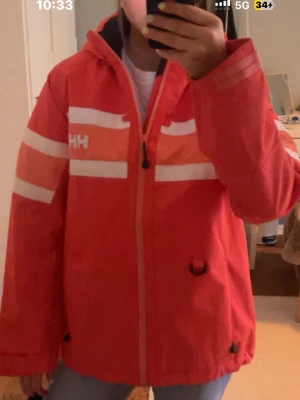 Röd vindjacka från Helly Hansen - Super fin rosa/röd vindjacka från helly Hansen 