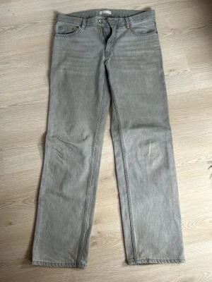 Grå lågmidjade vida jeans  - Baggy jeans med låg/midwaist. Fint skick🥰