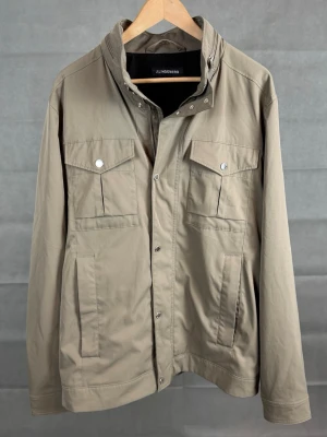 J.Lindeberg Field jacket Bailey - J.Lindeberg fieldjacket, mycket eftertraktad modell| Färg: Beige | Storlek: XL, kan även passa L | Skick: Otroligt bra skick, inga defekter | Hör av dig vid frågor och funderingar! 