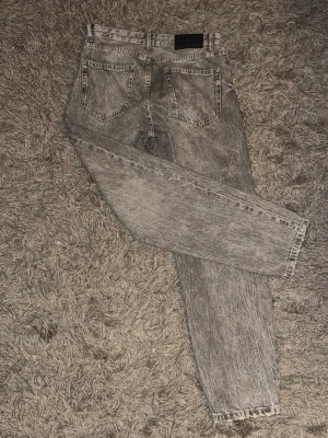 Grå Bershka jeans  - Säljer ett par grå Bershka jeans. 29/31 Jeansen har två bakfickor och klassisk femficksdesign. Materialet är denim i bomull och färgen har en snygg tvättad look som ger en vintagekänsla. 