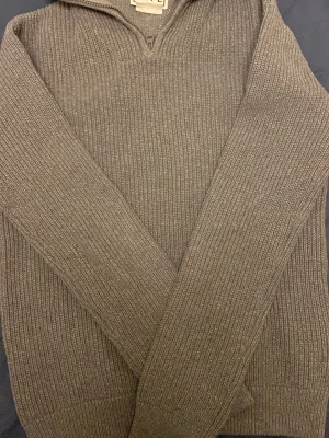 Grå Quarter zip - Säljer en grå stickad tröja eftersom att jag inte använder den längre och har behov pengar samt att jag vill bli av med gamla kläder. Tröjan köptes för 300 pris kan diskuteras, skriv gärna om du är intresserad