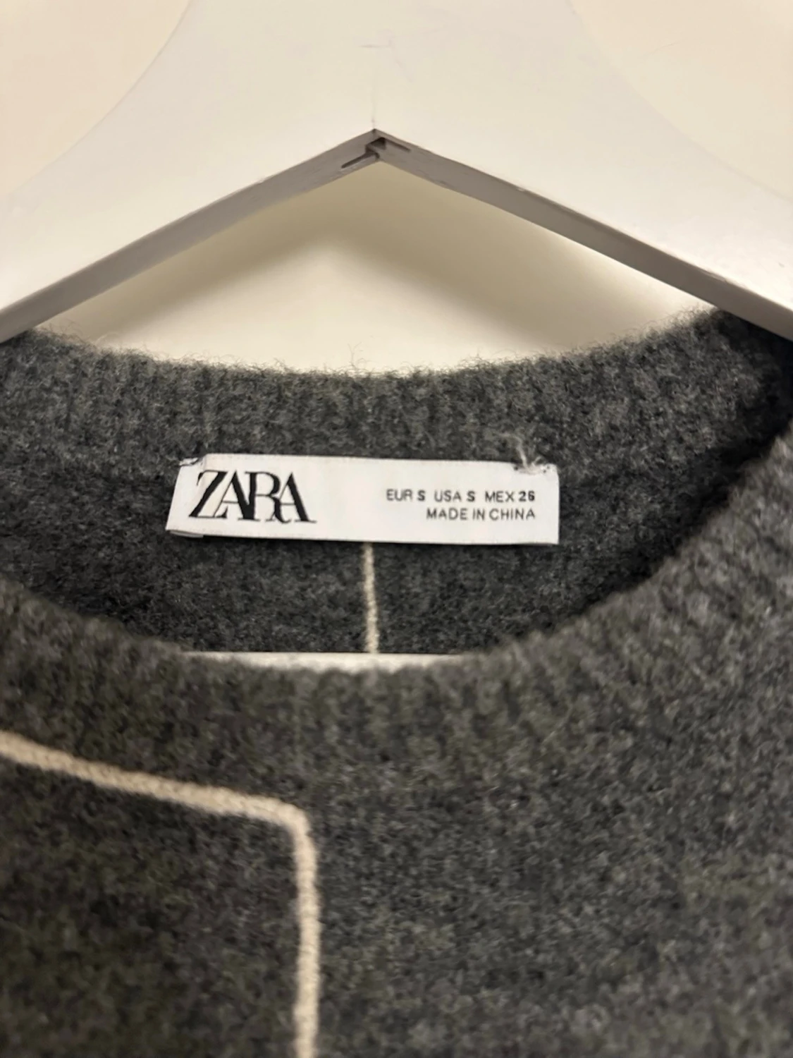Mörkgrå stickad tröja från Zara - 1