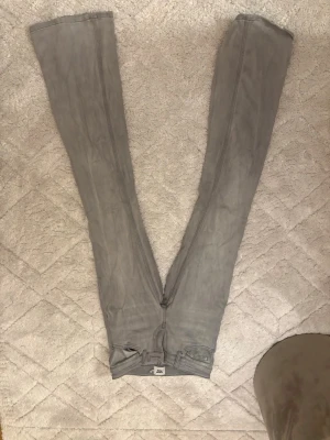 Gråa bootcut jeans från lager 157 💕 - Snygga gråa jeans från lager 157. Påminner om dom från populära från Ltb💕 