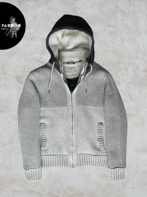 Stickad fodrad cardigan jacka  - Stickad cardigan jacka i ljusgrå med mjukt vitt fleecefoder och quiltad mörkblå stoppning på insidan för extra värme. Skicket är mycket bra varit väl omhändertagen utan några defekter. Storlek XL men passar även L och möjligtvis M. Hör av dig för mått!                                                                             ~ Nypris okänt liknande säljs för 800-1200kr | Vårt pris 999 kr. Alla följare får rabatt, så följ!