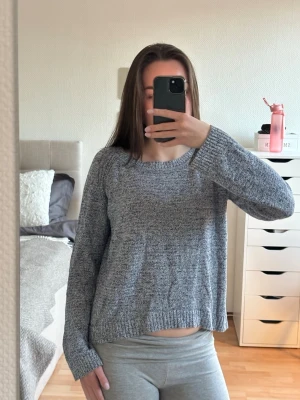 Grå/blå stickad tröja - Fin grå/blå stickad tröja med rund halsringning och långa ärmar. Tröjan har en fin passform och ett bra fall. Den är vintage Boomerang🔥🔥Den är i storlek M men skulle säga mer S
