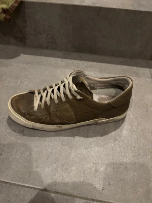 Philippes modell - Säljer nu mina still rena Philippe modell. Säljer för dem har blivit för små. Skicket på skorna är ganska dåligt.