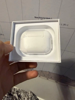Apple AirPods Pro 3 trådlösa hörlurar med kvitto - Säljer ett par vita Apple AirPods Pro med laddningsetui. Hörlurarna har en stilren och kompakt design med silikonproppar för bra passform. Perfekta för musik, samtal och träning. Levereras i originalförpackning.