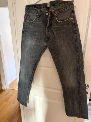 Grå Levi's raka jeans med rå kant - Levi’s 501 vintage. Klippta nertill W34 L34