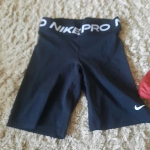 Cykelshorts nike - Lite längre nike pros som inte kommer till användning. Köpta här på plick, men aldrig använda. Inte mina bilder. Hör av er för frågor!