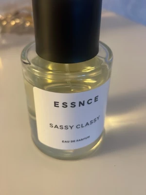 ESSNCE Sassy Classy Eau de Parfum - Säljer ESSNCE Sassy Classy Eau de Parfum som är nästan helt full. 💕fullpris är 360 o priset går att diskutera!