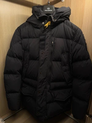  Parajumpers Harraseeket Down Jacket - Säljer en mycket fin och varm dunjacka från Parajumpers i modellen Harraseeket. Jackan är i nyskick med tags kvar. ✨