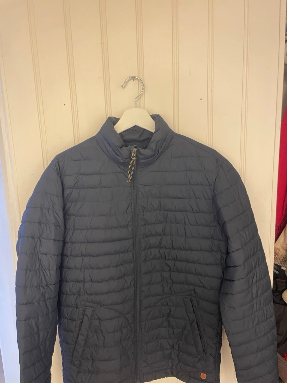 Mörkblå pufferjacka med dragkedja