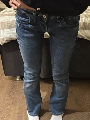 Blå bootcut jeans från LTB - Säljer ett par blå bootcut jeans från LTB med låg midja . Passar mig som är 165 cm lång helt perfekt!💓Super fint skick, har nästan aldrig använts!🥰Kontakta för frågor!🫰