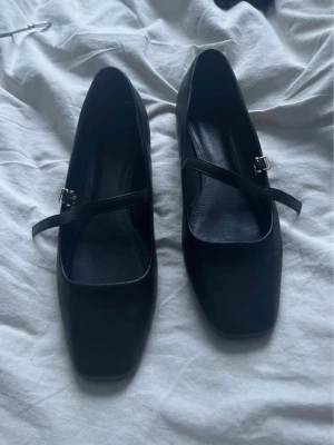 Svarta ballerinaskor med rem - Svarta ballerinaskor från H&M med spänne. Endast använt fåtal gånger!🥰 