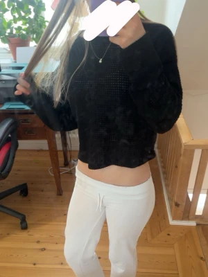 Svart croppad tröja - Säljer en jättefin och enkel svart tröja i mesh-liknande tyg. Den är luftig och enkel, passar till allt! Jag säljer den eftersom att jag börjar växa ur den, den har använts mycket, men inga defekter syns💓💓