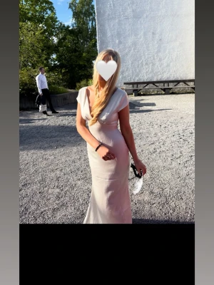  ljusbeige balklänning med öppen rygg - Jag säljer nu min balklänning🩷den är ljusbeige och gränsar till ljusgul( bild 3)  så himla fin i satin, öppen rygg, storlek S, längden passar mig som är 165 cm. Använd endast vid baltillfället, så som ny. Köpt för 1000💕 hör av er vid frågor! 