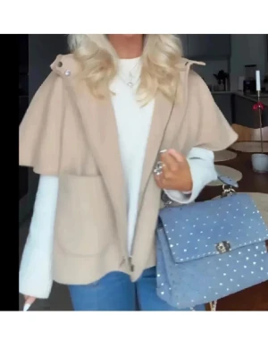 Beige cape-kappa med huva - Söt cape från Zara! LÅNADE BILDER❤️storlek 140 men passar xs