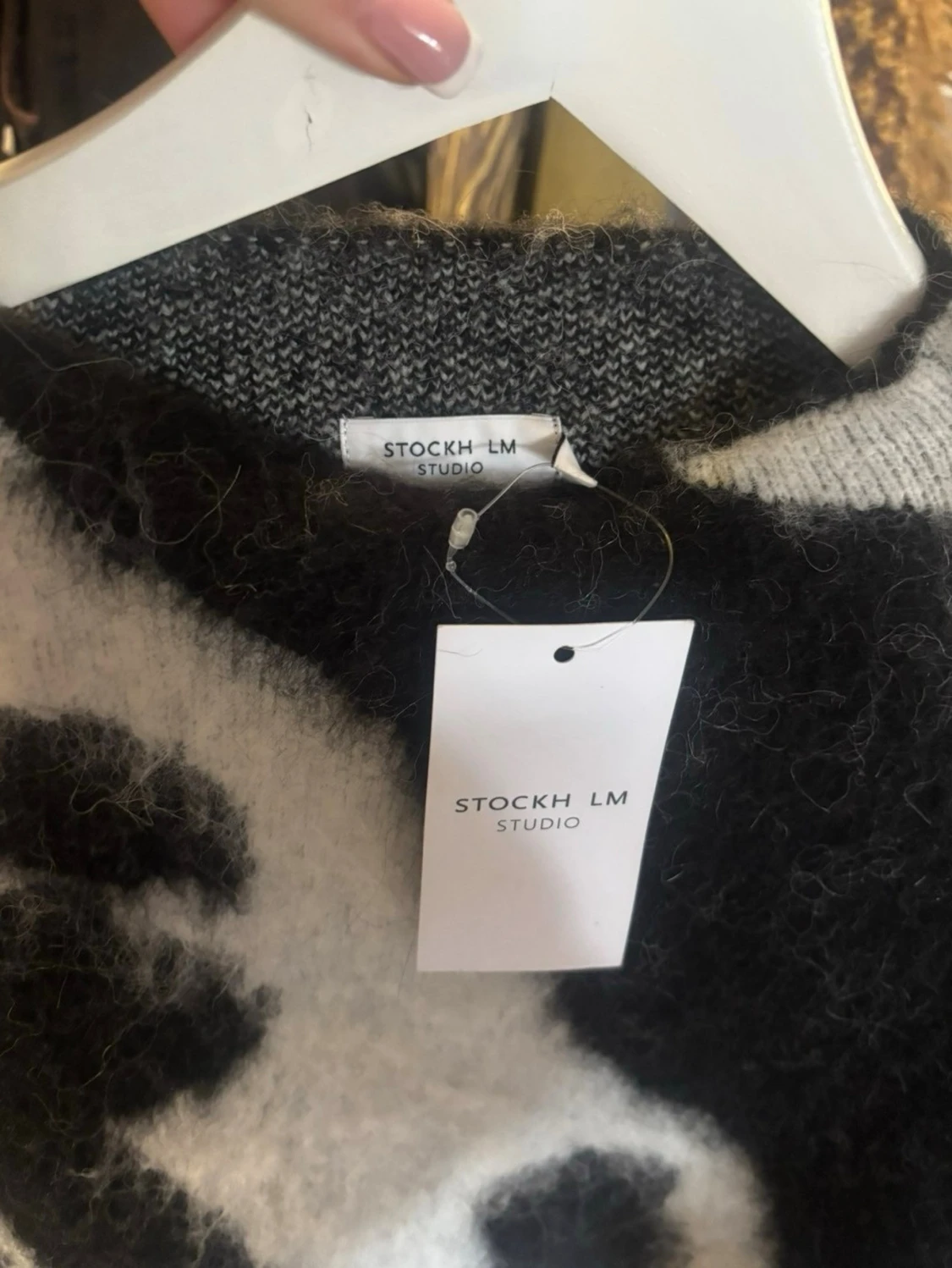 Stickad tröja med svartvitt mönster - 2