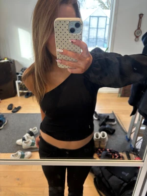 Svart oneshoulder topp - Oneshoulder topp från NA-KD. Använd fåtal gånger!