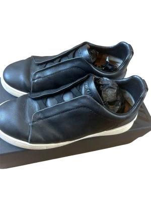 Zegna  - Säljer ett par as snygga stiliga zegna skor som är extremt sköna som fortfarande har mycket att ge! Det finns några defekter som ja la på dom tre sista bilderna (creasen, fläckar, lite heelbite). Storlek 41 hör av er vid minsta lilla fundering 