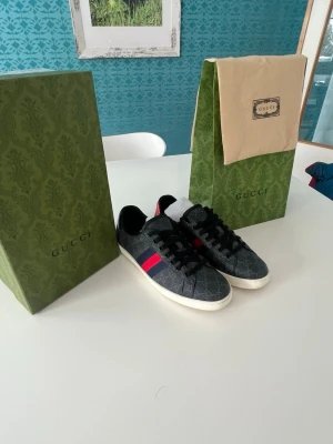 Gucci ace - Snygga Gucci ace i storlek 45. Perfekta skor både till vardag och till fest då de är sköna. Endast använda nåt fåtal gånger. Allt og följer med!
