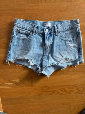 Ljusblå jeansshorts med fransig kant - Gina tricot jeansshorts. Stl 34