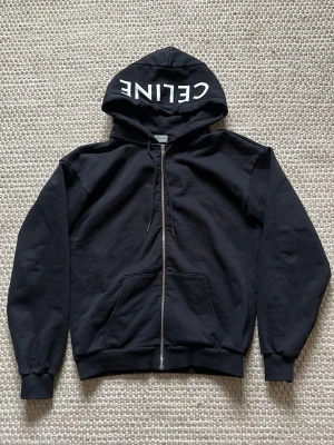 Cеline Paris Hoodie - Säljer denna snygga C hoodien i storlek Xs passar Större S. I princip nyskick skulle säga 9/10, Måtten är ca 67 cm lång o 55 axel till axel. Hör av er vid fler frågor!