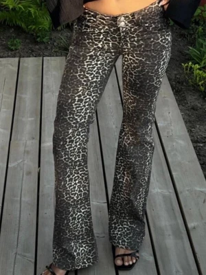 Slutsålda leopard jeans - Innerbenslängd ca 70cm, knappt använda💗 nypris 700kr och bilderna är från Nellys hemsida