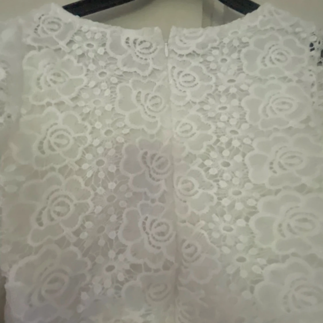 Vit spetsklänning med puffärm - 2