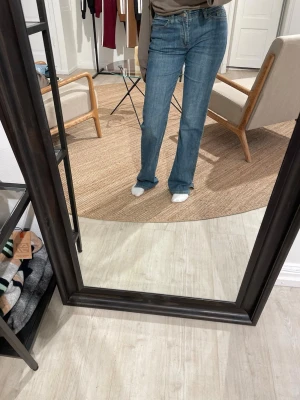 Blå jeans från Edikted - Säljer ett par snygga jeans från Edikted i storlek xs.