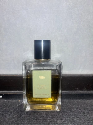 Sugar Leather parfym - Säljer en stilren parfym från une nuit nomad med doften Sugar Leather. Ca 85 ml kvar kvitto finns