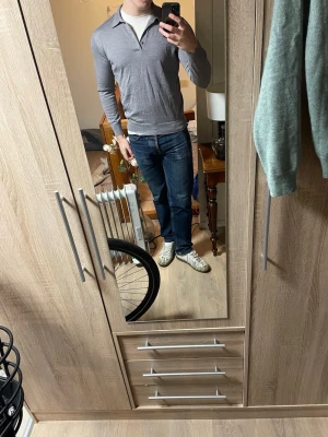 Drumohr pike - Långärmad piké från italienska märket drumohr. Riktigt stilig och passar dig mellan 175-190.  Grå färg, nypris över 4000kr. Storlek 50= medium/large men passar mindre, som medium