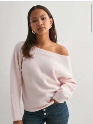 Ljusrosa off shoulder stickad tröja - Trendig ljusrosa stickad tröja. Köpte för några månader sedan men har knappt använt den💞