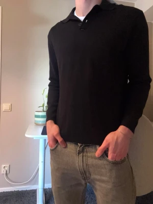 Zara Piké Svart - Helt ny, aldrig använd Zara Piké! Prislapp sitter till och med kvar. Fick den i present och har inte använt den då jag har en som är i princip likadan. Storlek S. Är 181 och väger 75! 